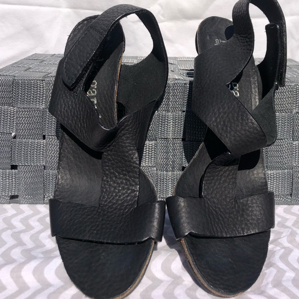 Pedro Garcia 37 1/2 7.5 black leather heels sandals